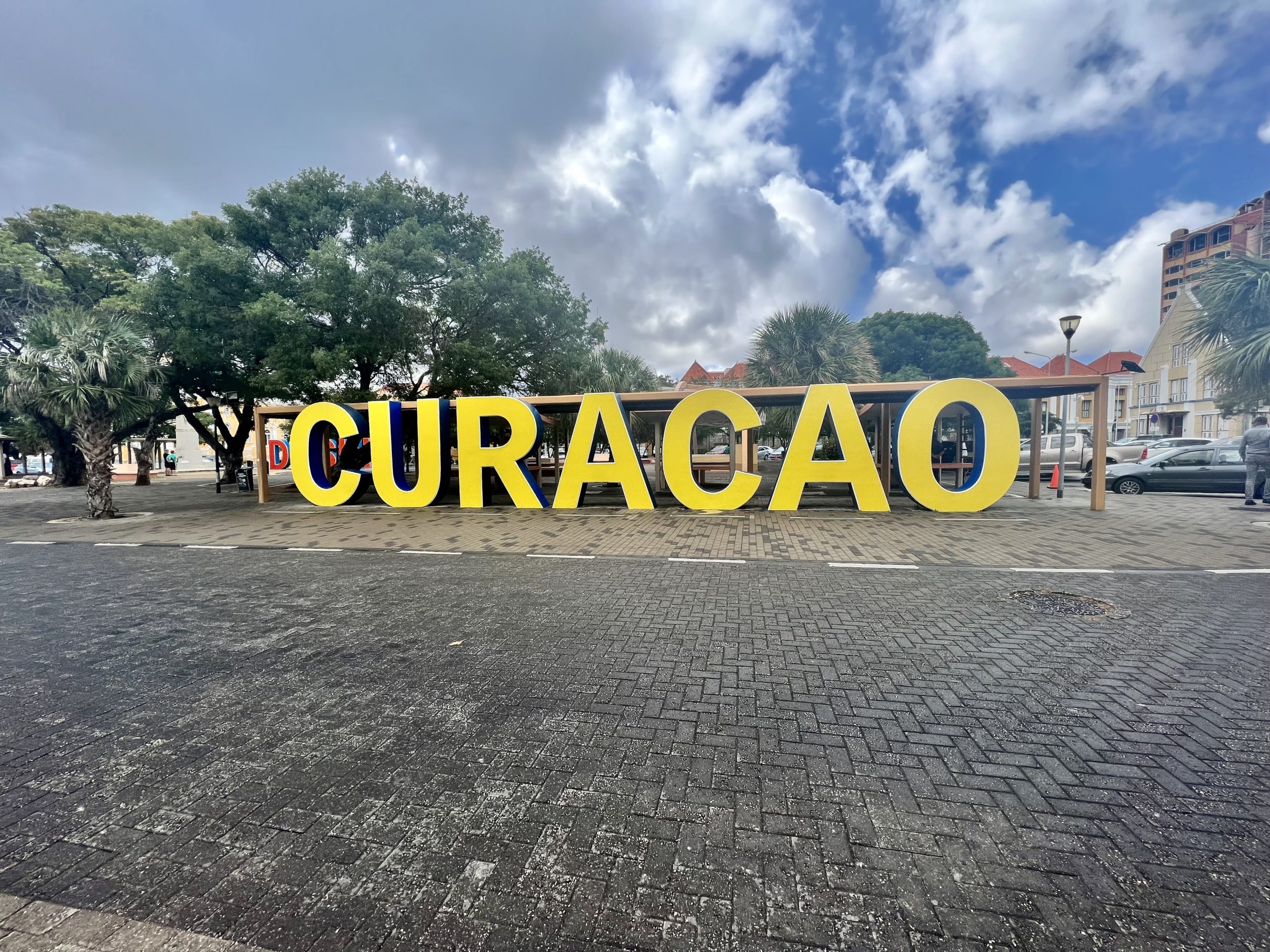 Curaçao, a captivating tropical paradise in the Caribbean, showcasing its vibrant charm and stunning natural beauty; travel guide to Willemstad.