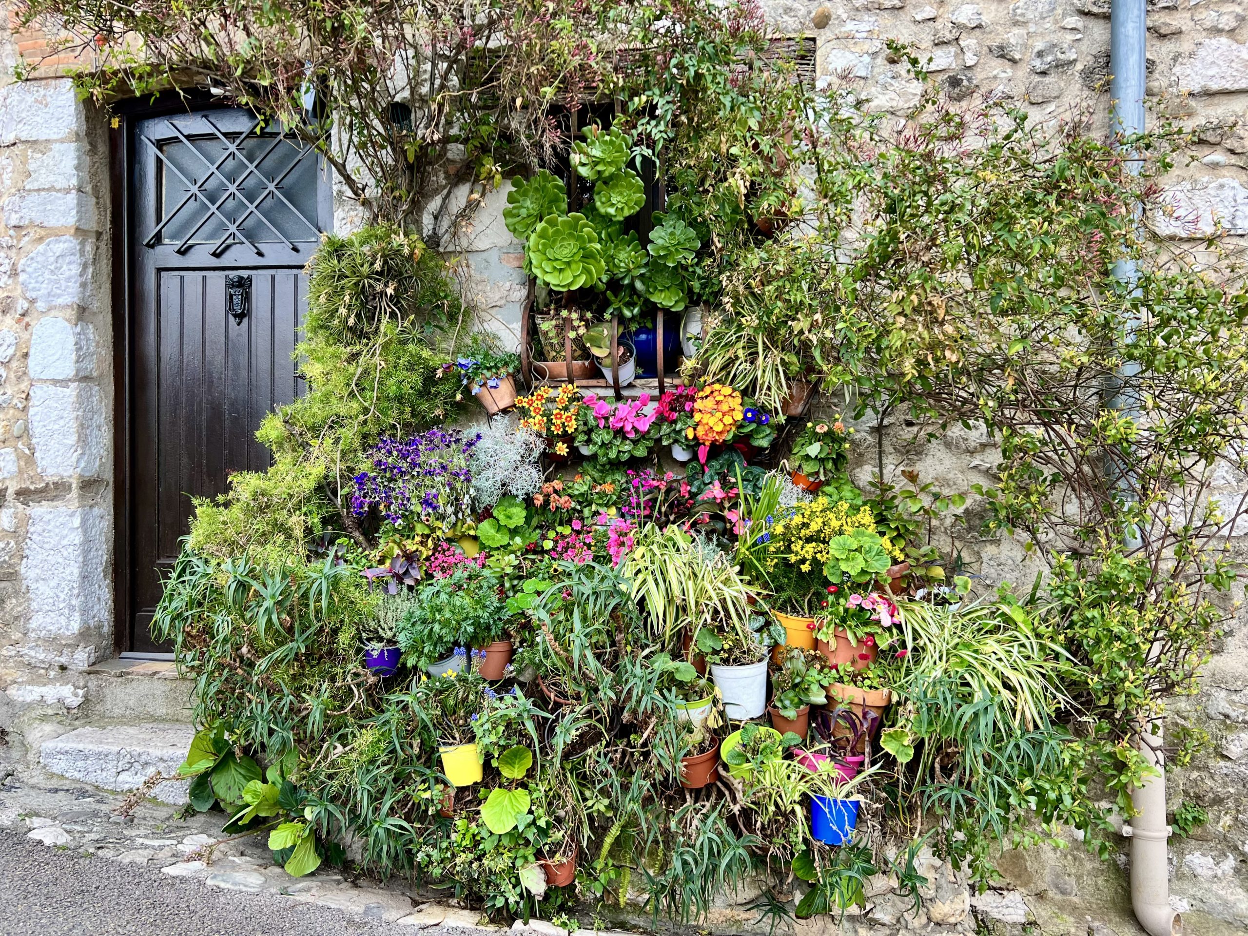 Explore the Captivating Beauty of France - Pictures of Famous Landmarks and Scenic Landscapes; travel guide to Gordes; ; travel guide to Gourdon.