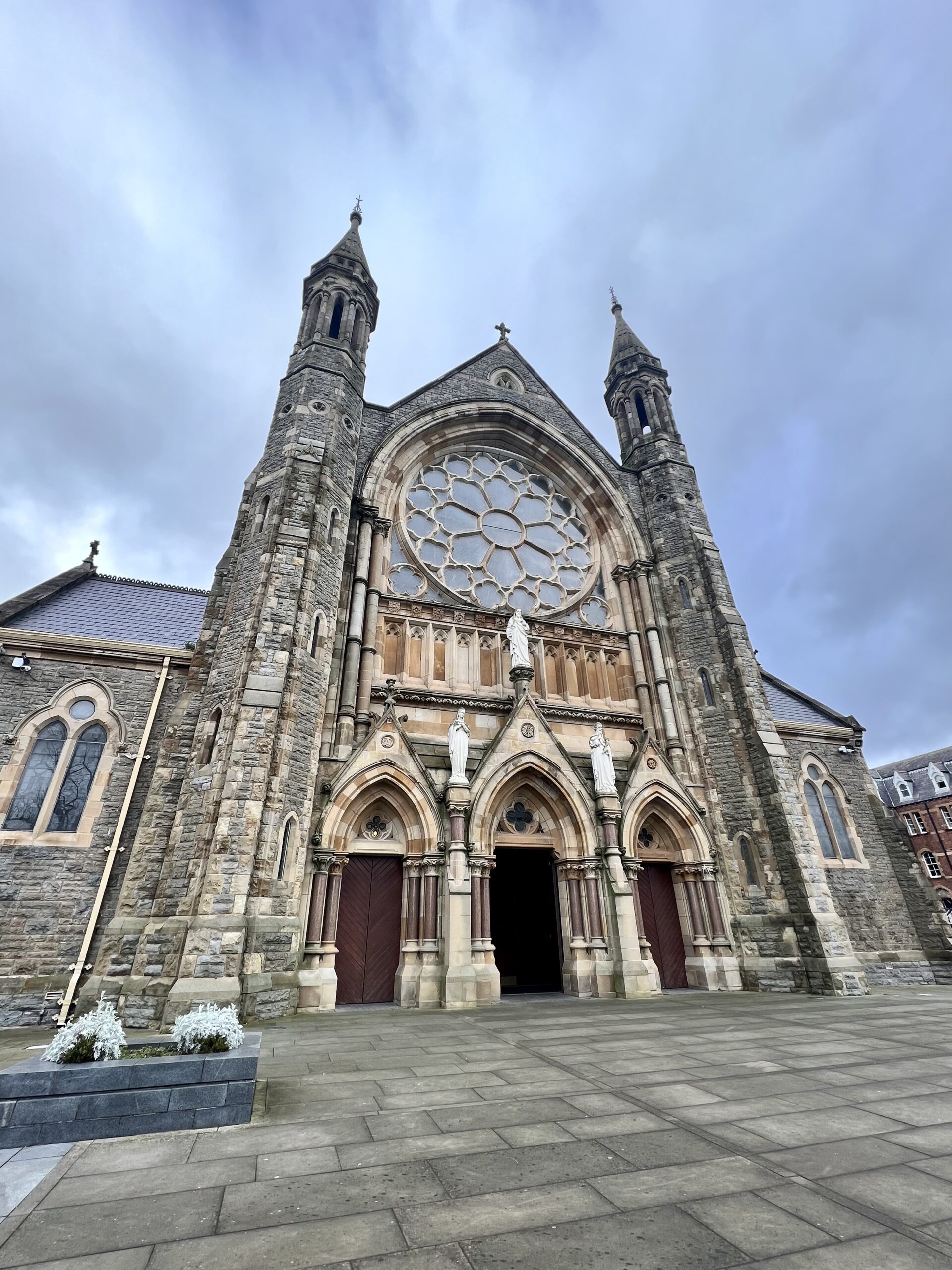 Explore the scenic beauty of Ireland with captivating images showcasing landscapes, castles, and vibrant cities. Plan your journey with this comprehensive travel guide to Ireland; travel guide to Belfast