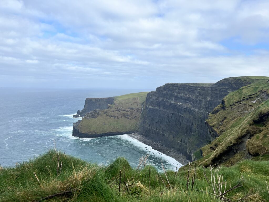 Explore the scenic beauty of Ireland with captivating images showcasing landscapes, castles, and vibrant cities. Plan your journey with this comprehensive travel guide to Ireland.