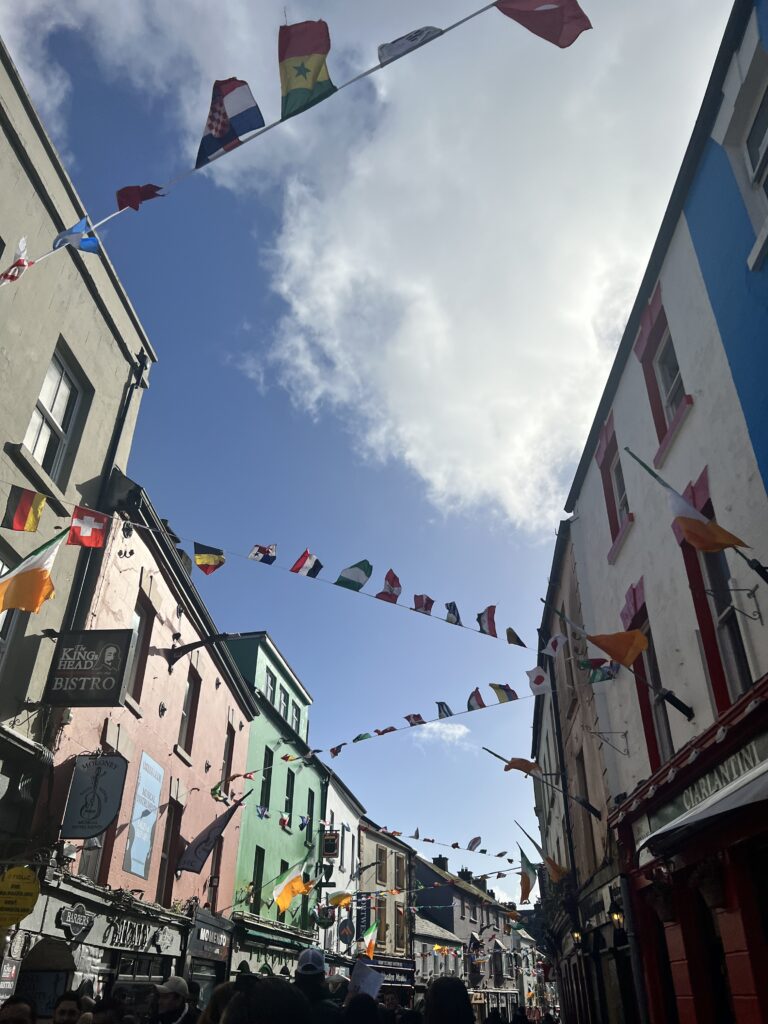 Explore the scenic beauty of Ireland with captivating images showcasing landscapes, castles, and vibrant cities. Plan your journey with this comprehensive travel guide to Ireland.