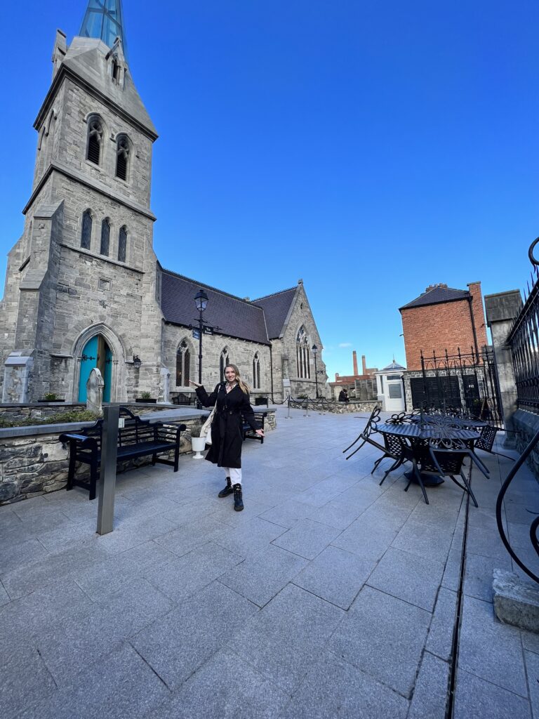 Explore the scenic beauty of Ireland with captivating images showcasing landscapes, castles, and vibrant cities. Plan your journey with this comprehensive travel guide to Ireland.