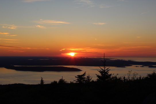 Experience the breathtaking coastal beauty of Bar Harbor, Maine, with stunning waterfront views, rugged cliffs, and charming New England architecture. This gateway to Acadia National Park offers scenic harbors, fresh seafood, and unforgettable sunrises over the Atlantic. A must-visit destination for nature lovers and travelers exploring Maine’s coast. #BarHarborMaine #CoastalViews #VisitMaine; hike Cadillac mountain sunrise