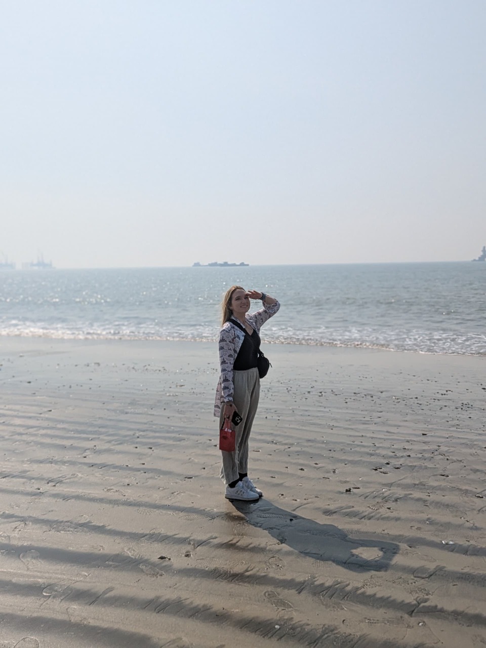 Beach side in Mumbai, India. Travel guide to Mumbai