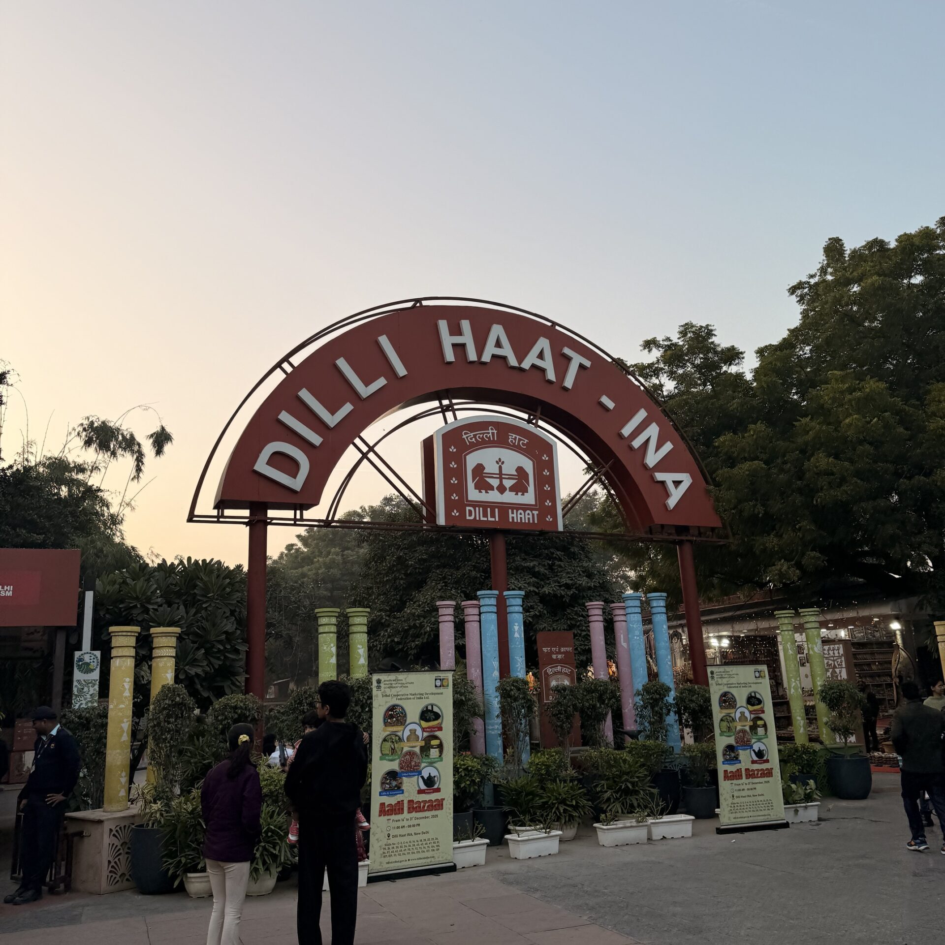 Busy market in Delhi for traditional Indian gifts