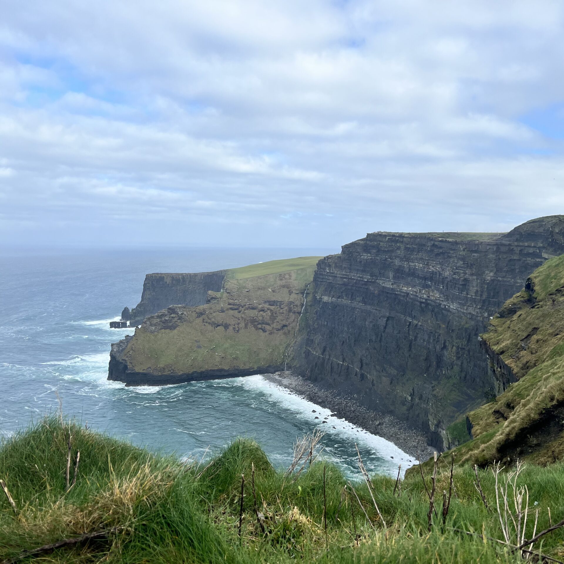 Explore the scenic beauty of Ireland with captivating images showcasing landscapes, castles, and vibrant cities. Plan your journey with this comprehensive travel guide to Ireland.