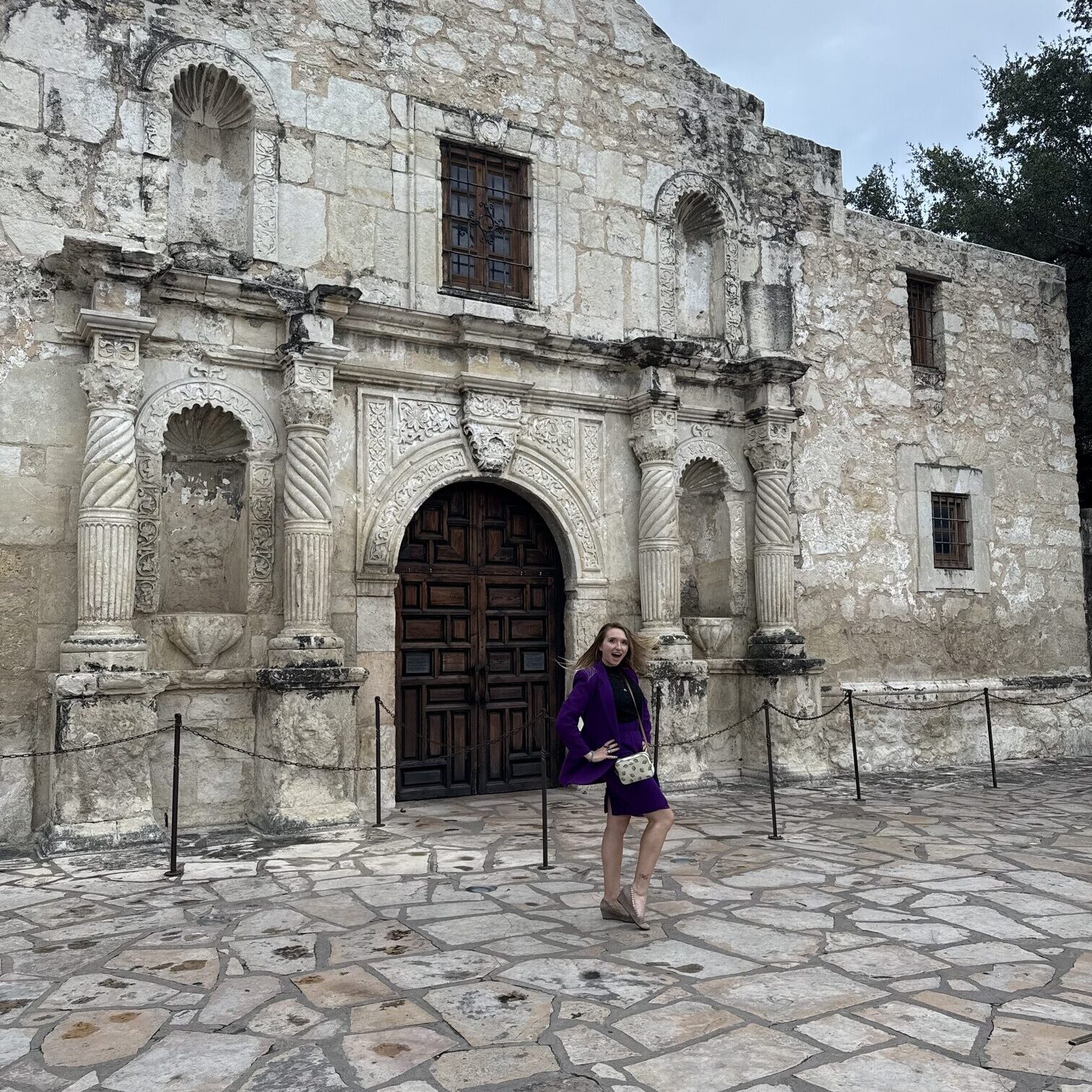 Scenic view of San Antonio River Walk in downtown San Antonio, Texas, featuring vibrant restaurants, historic architecture, and lush greenery — a top travel destination known for the Alamo, Tex-Mex cuisine, and cultural attractions.